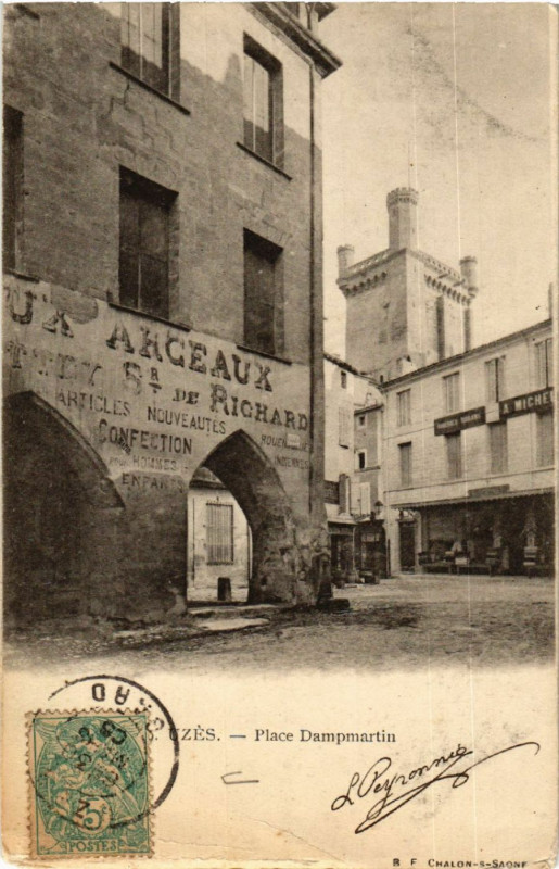 Carte postale ancienne Uzes - Place Dampmartin à Uzès