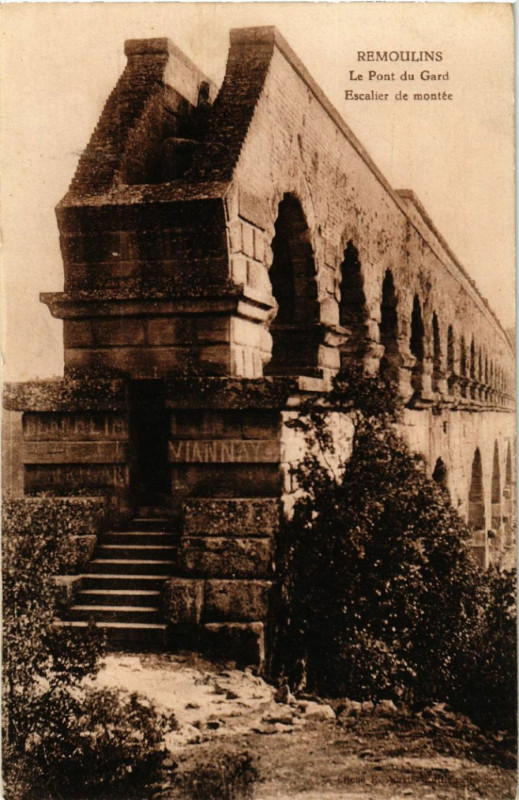 Carte postale ancienne Remoulins - Le Pont-du-Gard - Escalier de montée à Remoulins