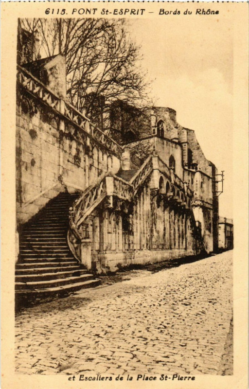 Carte postale ancienne Pont-Saint-Esprit Bords du Rhone et Escaliers de la Place Saint-Pierre à Pont-Saint-Esprit