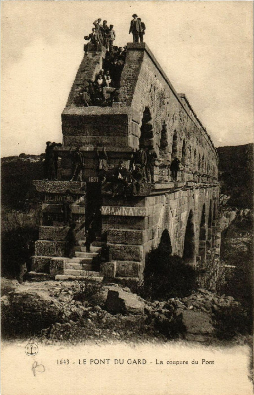 Carte postale ancienne Le Pont-du-Gard - La coupure du Pont