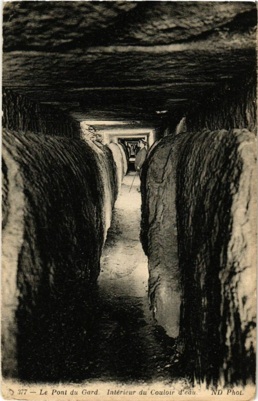 Carte postale ancienne Le Pont-du-Gard - Intérieur du Couloir d'eau