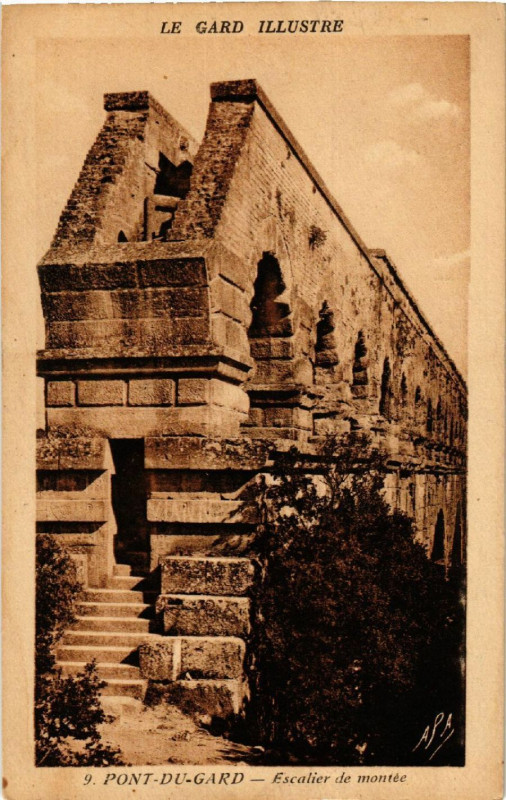 Carte postale ancienne Le Gard Illustre - Pont-du-Gard - Escalier de montée