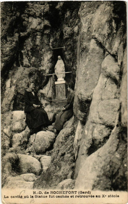 Carte postale ancienne N.-D. de Rochefort - La cavite ou la Statue fut cachés