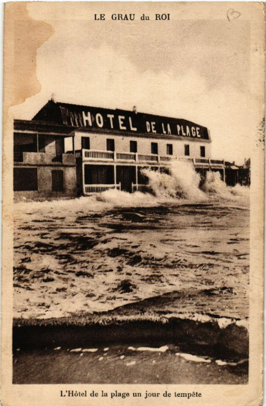 Carte postale ancienne Le du Grau-du-Roi - L'Hotel de la plage un jour de tempéte