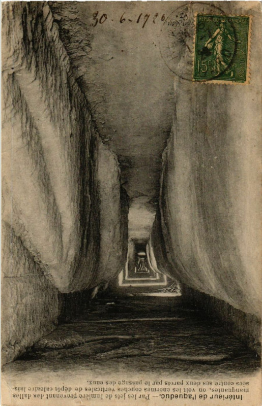 Carte postale ancienne Intérieur de l'aquedoc - Par les jets de lamiere provenant des...