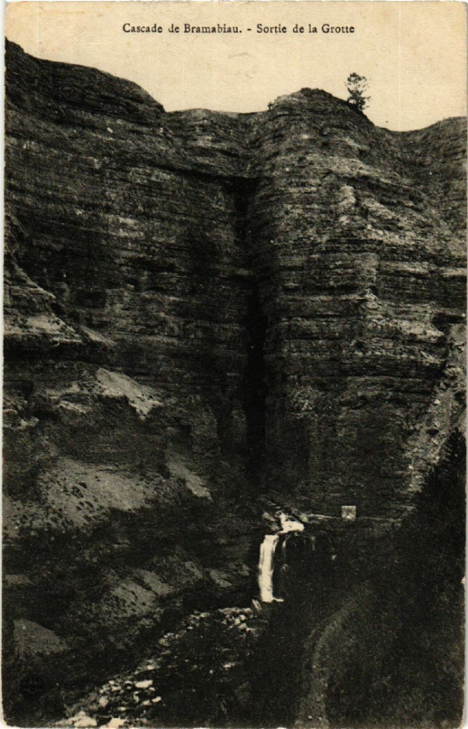 Carte postale ancienne Cascade de Bramabiau - Sortie de la Grotte