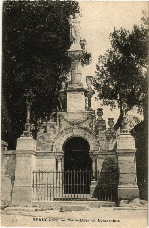 Carte postale ancienne Beaucaire - Notre-Dame de Bonaventure à Beaucaire