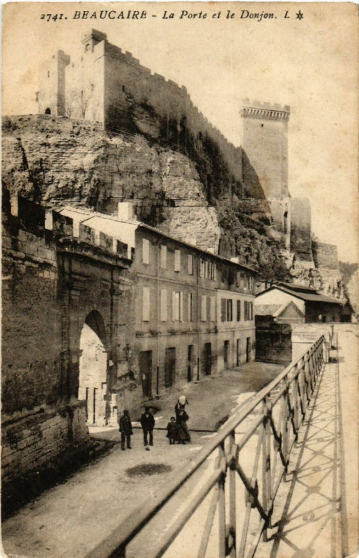 Carte postale ancienne Beaucaire - La Porte et le Donjon à Beaucaire
