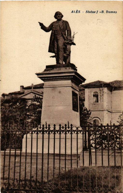 Carte postale ancienne Ales - Statue J.-B. Dumas à Alès