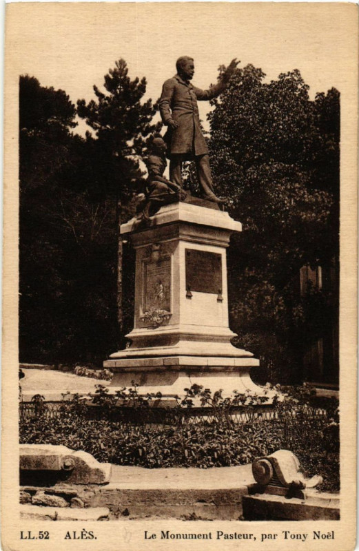 Carte postale ancienne Ales - Le Monument Pasteur par Tony Noel à Alès