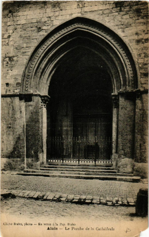 Carte postale ancienne Alais - Le Porche de la Cathédrale