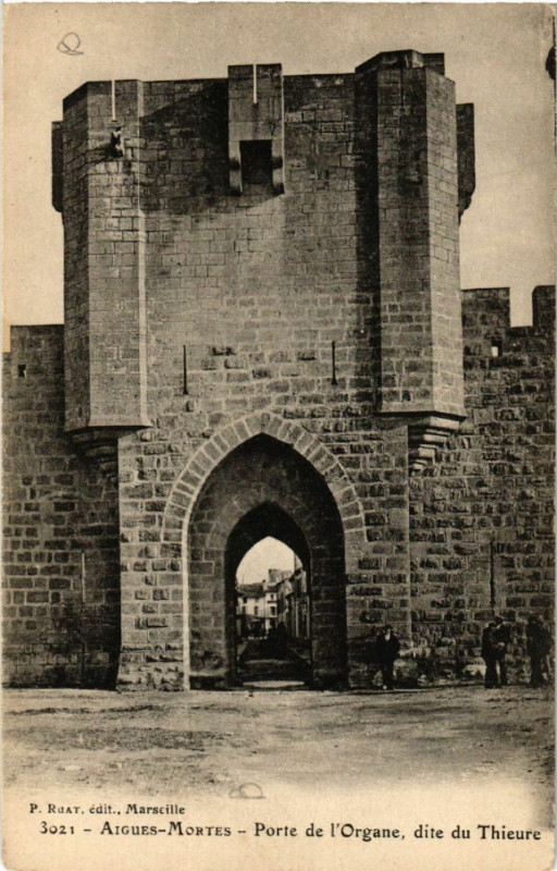 Carte postale ancienne Aigues-Mortes - Porte de l'Organe dite du Thieure à Aigues-Mortes