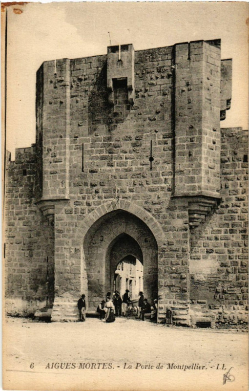 Carte postale ancienne Aigues-Mortes - La Porte de MONTPELLIERs à Aigues-Mortes