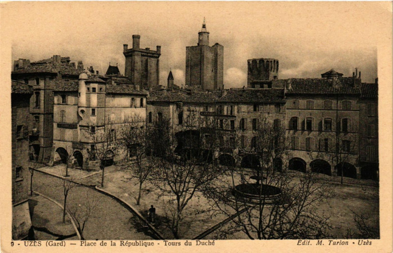 Carte postale ancienne Uzes - Uzes - Place de la République à Uzès
