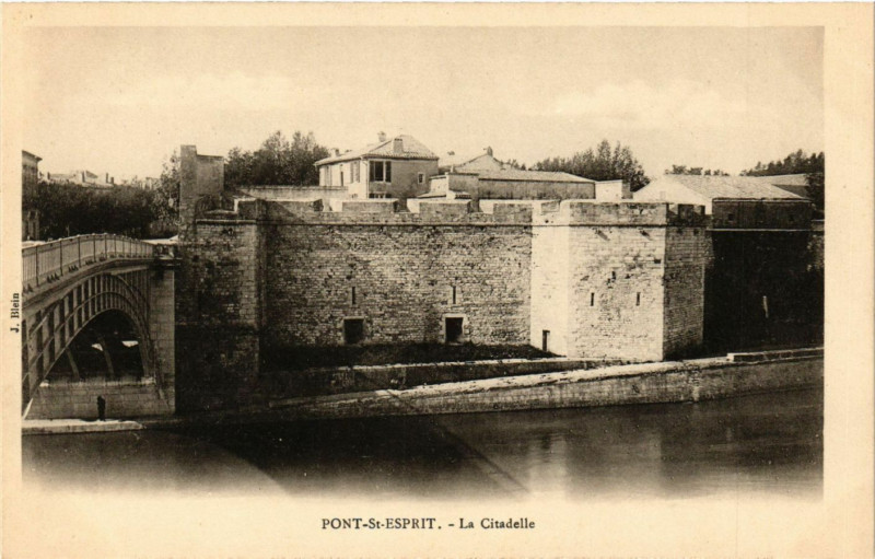 Carte postale ancienne Pont-Saint-Esprit - La Citadelle à Pont-Saint-Esprit