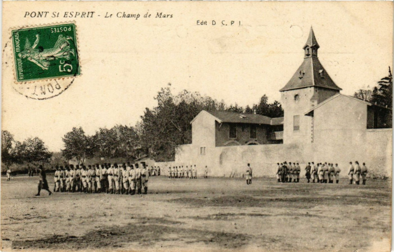 Carte postale ancienne Pont Saint-Esprit - Le Champ de Mars à Pont-Saint-Esprit