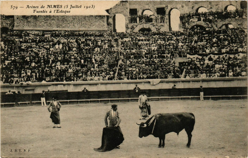 Carte postale ancienne Nimes - Arénes - Fuentés a lEstoque à Nîmes