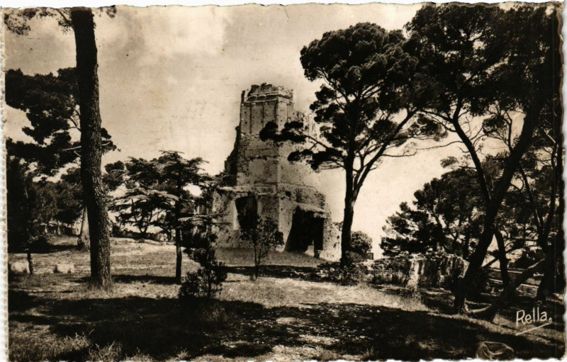 Carte postale ancienne Nimes - La Tour Magne à Nîmes
