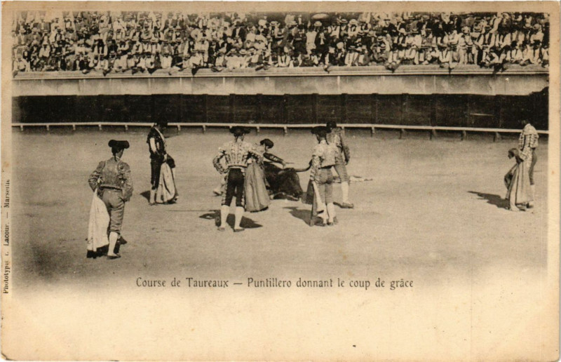 Carte postale ancienne Nimes - Courses de Taureaux à Nîmes