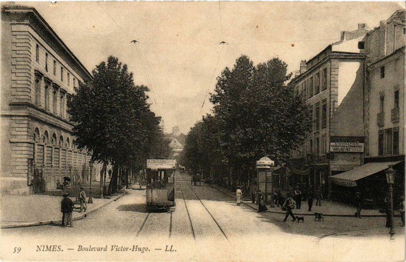 Carte postale ancienne Nimes - Boulevard Victor-Hugo à Nîmes