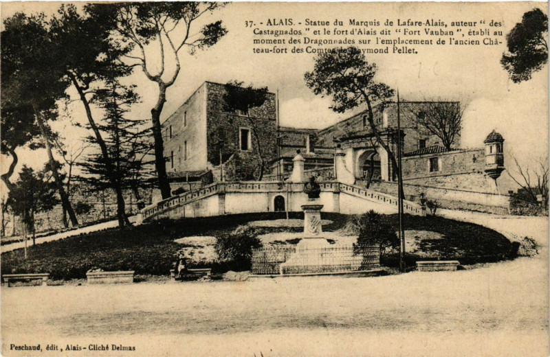 Carte postale ancienne Alais - Statue de Marquis