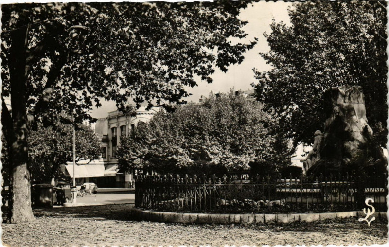 Carte postale ancienne Ales - Place Gabriel-Périr à Alès