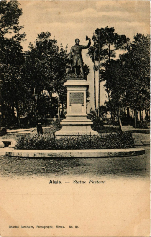 Carte postale ancienne Alais - Statue Pasteur