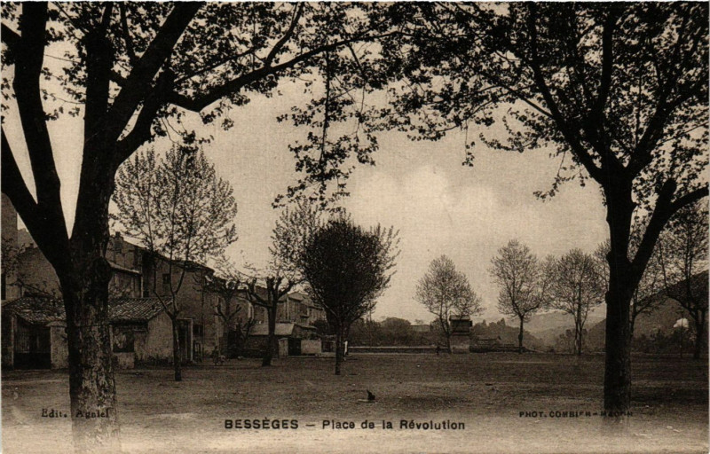 Carte postale ancienne Besseges - Place de la Révolution à Bessèges