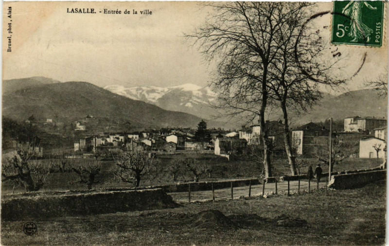 Carte postale ancienne Lasalle - Entrée de la ville à Lasalle