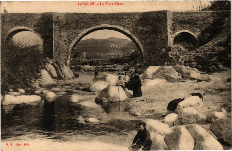 Carte postale ancienne Lasalle - Le Pont Vieux à Lasalle