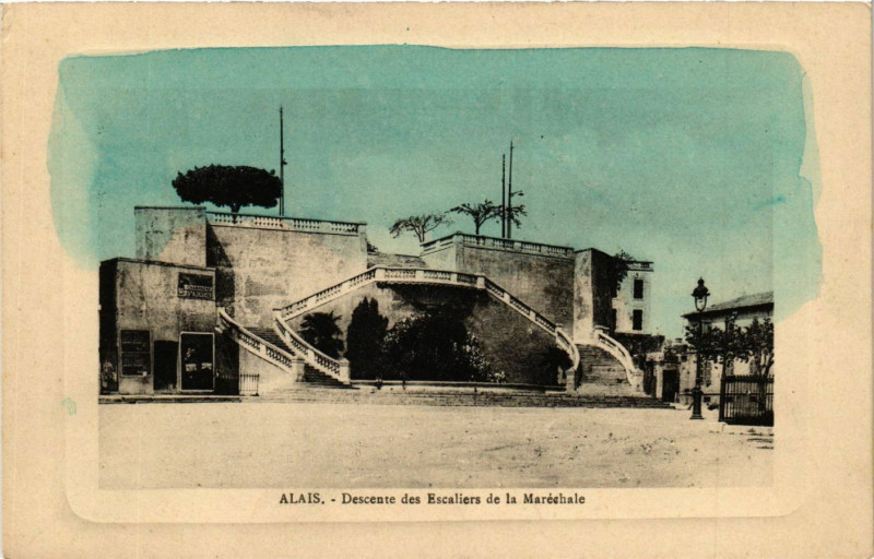 Carte postale ancienne Alais - Descente des Escaliers de la Maréshale