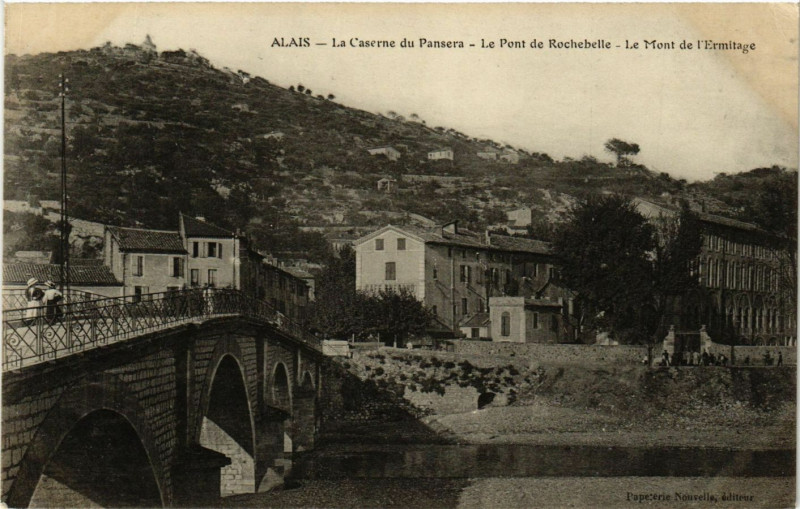 Carte postale ancienne Alais - Le Caserne du Pansera - Le Pont de Rochebelle - Le Mont de
