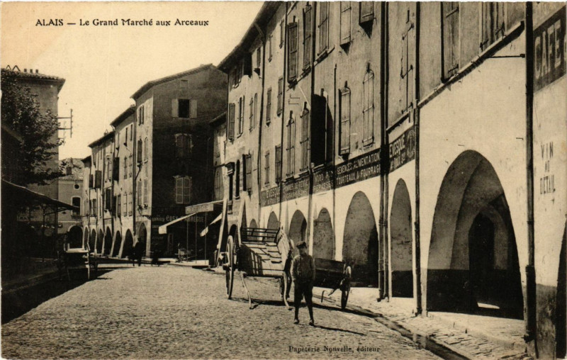 Carte postale ancienne Alais - Le Grand Marché aux Arceaux