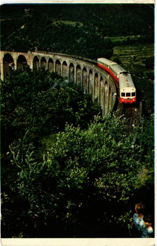 Carte postale ancienne Le train 1105 franchit le viaduc de Chamborigoud sur la ligne de