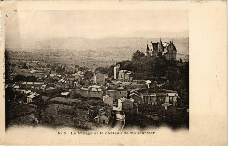 Carte postale ancienne Le Village et le Chateau de Mondardier