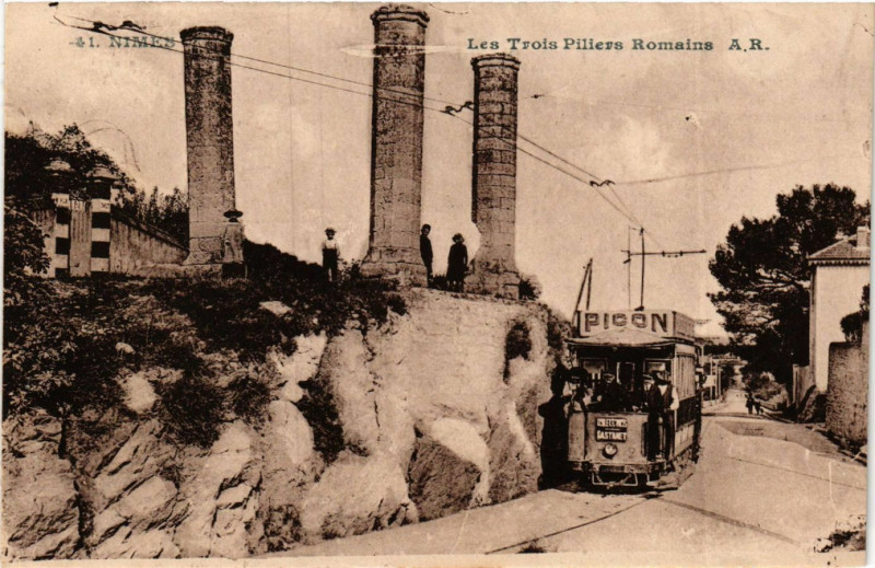 Carte postale ancienne Les Trois Piliers Romaine