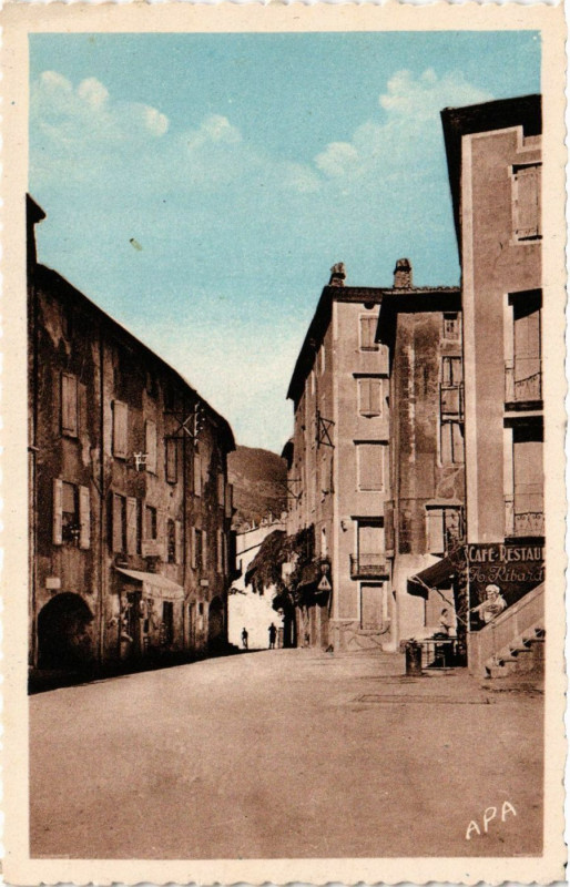 Carte postale ancienne Valleraugue - Saison Estivale - Place Général Perrier