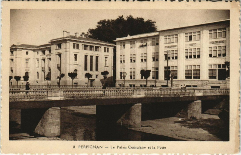 Carte postale ancienne Perpignan Palais de Consulaire et la Poste à Perpignan