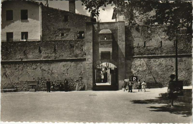 Carte postale ancienne Prats-de-Mollo La Porte de France à Llo
