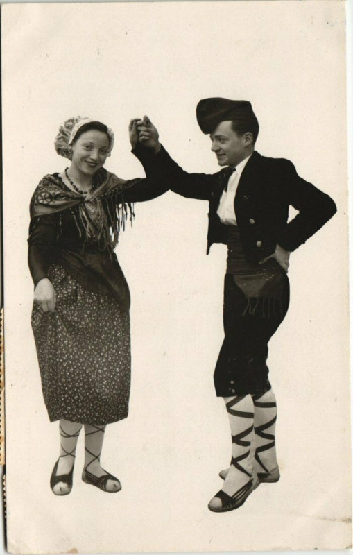 Carte postale ancienne Perpignan Danseuse et Danseur Catalans à Perpignan