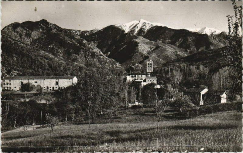 Carte postale ancienne Prades Abbaye de Saint-Michel-de-Cuxe à Prades