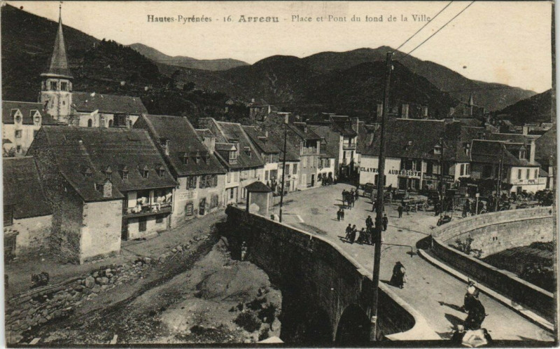Carte postale ancienne Arreau Place et Pont