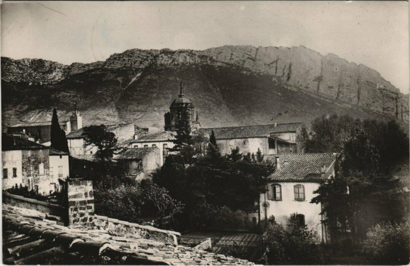 Carte postale ancienne Saint-Paul-de-Fenouillet Le Chapitre et Eglise à Saint-Paul-de-Fenouillet