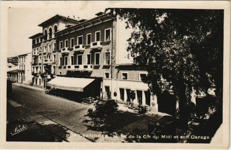Carte postale ancienne Port-Vendres Hotel de la Cie du Midi et son garage à Port-Vendres