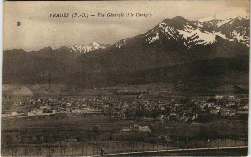 Carte postale ancienne Prades Vue générale et le Canigou à Prades