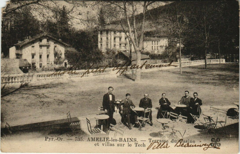 Carte postale ancienne Amelie-les-Bains Terrasse du Casino et vilas sur le Tech à Err