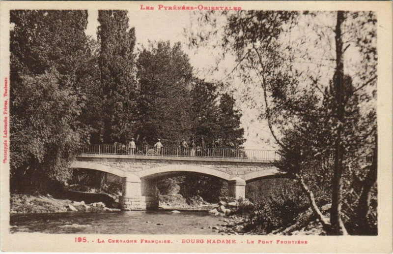 Carte postale ancienne Bourg-Madame Le Pont Frontiere à Bourg-Madame