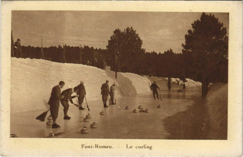 Carte postale ancienne Font-Romeu Le Curling à Ur
