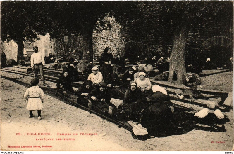 Carte postale ancienne Collioure Femmes de Pechers rapiecant les filets à Collioure
