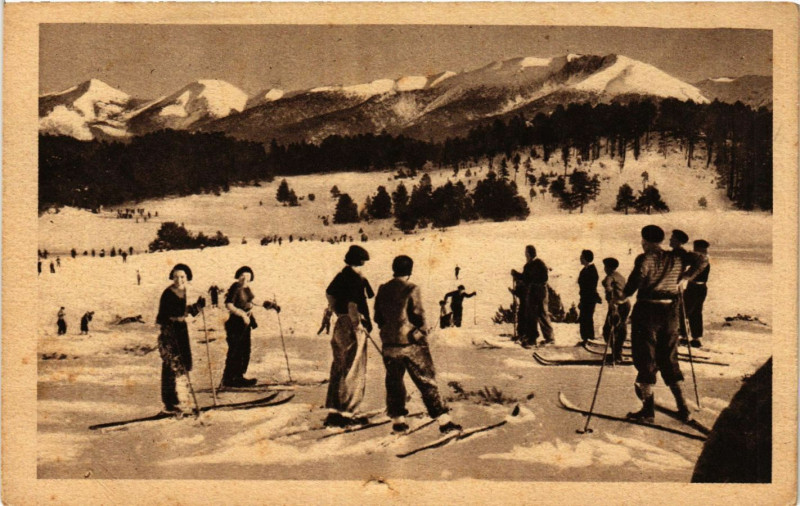 Carte postale ancienne Font-Romeau - Skieurs sur la pente dite des Debutante à Ur